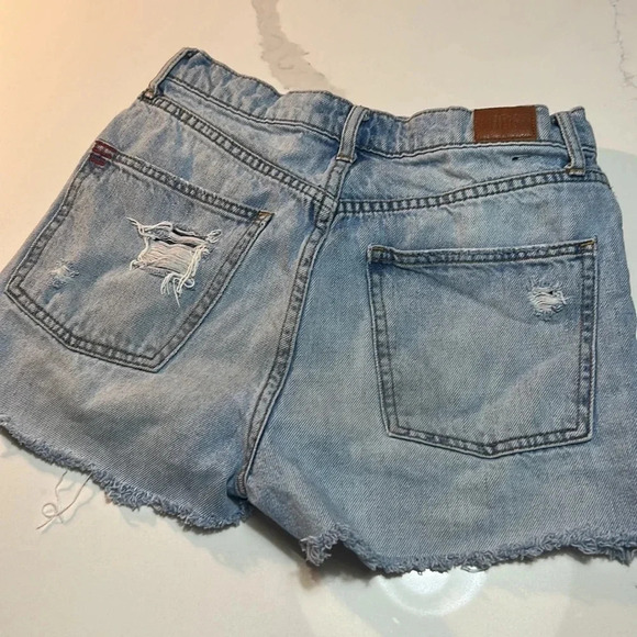 Urban Outfitters BDG‎  cut off's. Size 27. Slightly Distressed. - Picture 2 of 11
